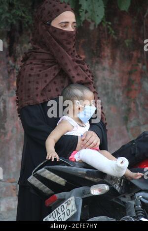 Dehradun, Uttarakhand/Inde - août 01 2020:A femmes avec sa bababaray blessée. Banque D'Images