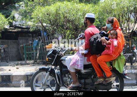 Dehradun, Uttarakhand/India- août 01 2020: Hommes qui vont/voyagent en famille, portant un masque Banque D'Images