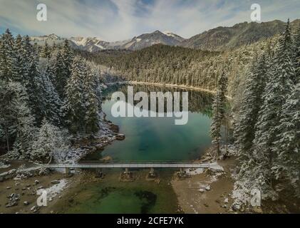 Vue aérienne sur le pont de l'Eibsee dans l'Untersee, vue vers les montagnes de l'Ammer, arbres enneigés, eau turquoise, début de Banque D'Images