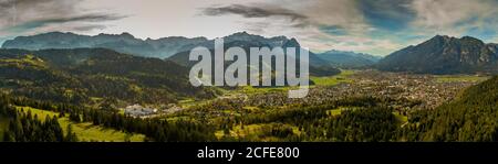 Photo panoramique avec vue sur Garmisch-Partenkirchen et la Große Olympiaschanze sur les montagnes de Wetterstein (Alpspitze, Zugspitze, Waxensteine), Banque D'Images