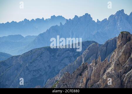 Plusieurs couches de montagne aux trois sommets du Sesto Dolomites, ciel bleu, roche, Europe, Italie, Tyrol du Sud, Belluno Banque D'Images