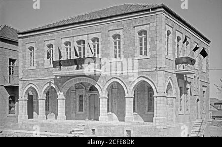 Légende originale : Université hébraïque et visite de Lord Balfour. Manifestation arabe; drapeaux noirs affichés - lieu: Jérusalem ca. 1925 Banque D'Images