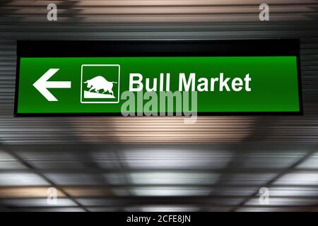 Concept financier. Activité boursière indiquée. Un panneau modifié indiquant un marché haussier à l'avant. Couleur verte Banque D'Images