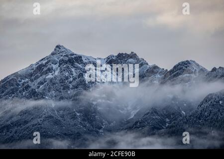 Kramer avec nuages de brouillard en automne, nuages, neige, arbres, Garmisch-Partenkirchen, haute-Bavière, Bavière, sud de l'Allemagne, Allemagne Banque D'Images