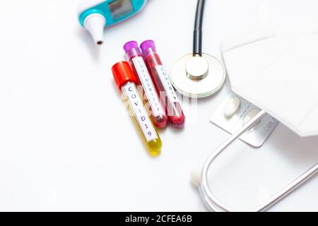 Divers équipements médicaux avec sang et vaccin Covid 19 isolé sur fond blanc Banque D'Images