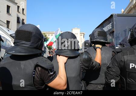 Affrontements entre la gendarmerie et les manifestants lors d'une manifestation antigouvernementale devant le Parlement de Sofia, en Bulgarie. Banque D'Images