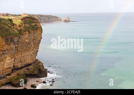 Pointe du hoc avec arc-en-ciel. Côte escarpée près d'Omaha Beach, en Normandie. Banque D'Images