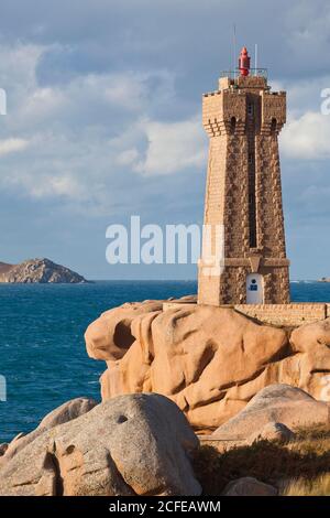 Hommes Ruz Côte de granit Rose phare en lumière d'automne. Banque D'Images