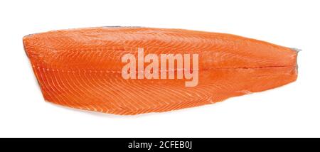 Filet de saumon cru entier isolé sur fond blanc. Moitié de saumon désossé frais et frais avec peau. Élément de conception pour une alimentation saine, menu de fruits de mer Banque D'Images