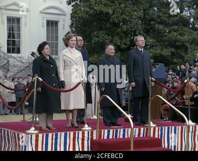 Madame Zhuo Lin Rosalynn carter Deng Xiaoping et Jimmy carter lors de la cérémonie d'arrivée du vice-premier ministre de la Chine. CA. 29 janvier 1979 Banque D'Images