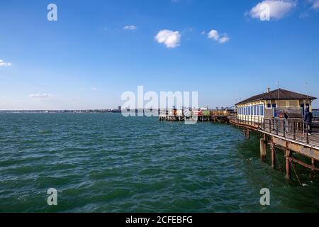 Cabanes et cabanes de plage aux couleurs vives sur la jetée de Southend, Essex, Royaume-Uni. Banque D'Images