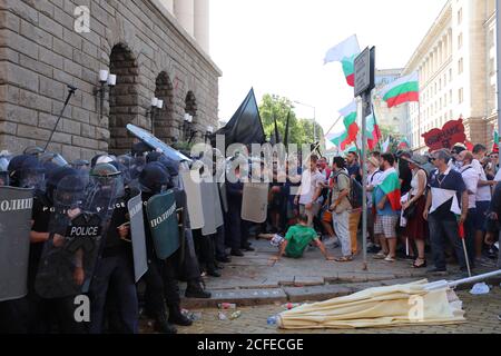 Affrontements entre la gendarmerie et les manifestants lors d'une manifestation antigouvernementale devant le Parlement de Sofia, en Bulgarie. Banque D'Images