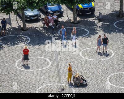 Duesseldorf, Rhénanie-du-Nord-Westphalie, Allemagne - promenade du Rhin en temps de la pandémie de corona, les gens sur Burgplatz avec des cercles peints pour social Banque D'Images