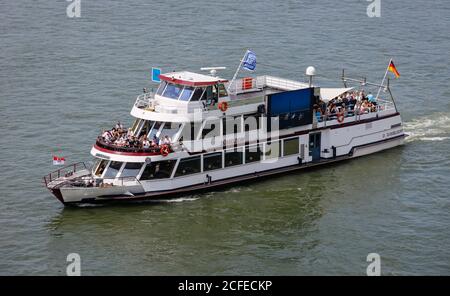 Düsseldorf, Rhénanie-du-Nord-Westphalie, Allemagne - promenade du Rhin en période de pandémie de couronne, passagers sur la terrasse de Düsseldorf, jour Banque D'Images