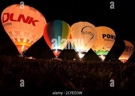 Ceska Skalice, République tchèque. 4 septembre 2020. La célèbre veilleuse est une vue imprenable avec six équipes de montgolfière qui illuminent leur montgolfière alors que la nuit tombe au cours de la 2e Balons sur le lac Rozkos en République tchèque.UNE collection de 31 ballons à air chaud participant au lac Rozkos est un réservoir situé dans la partie nord du République tchèque, située à proximité de la ville de Ceska Skalice, près de la frontière avec la Pologne. Credit: Slavek Ruta/ZUMA Wire/Alamy Live News Banque D'Images