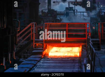 Plaques d'acier rouge-chaude dans le laminoir à chaud, ThyssenKrupp Steel, Duisburg, région de la Ruhr, Rhénanie-du-Nord-Westphalie, Allemagne Banque D'Images