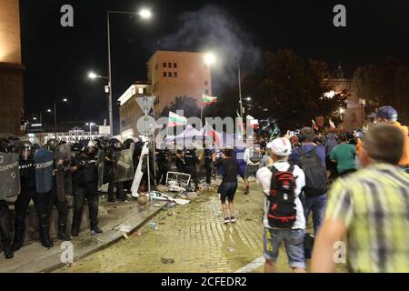 Affrontements entre la gendarmerie et les manifestants lors d'une manifestation antigouvernementale devant le Parlement de Sofia, en Bulgarie. Banque D'Images