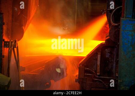 Duisburg, région de la Ruhr, Rhénanie-du-Nord-Westphalie, Allemagne - ThyssenKrupp Steel, l'acier brut est moulé et laminé en une seule ligne dans le moulage et le laminage Banque D'Images