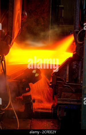 Duisburg, région de la Ruhr, Rhénanie-du-Nord-Westphalie, Allemagne - ThyssenKrupp Steel, l'acier brut est moulé et laminé en une seule ligne dans le moulage et le laminage Banque D'Images