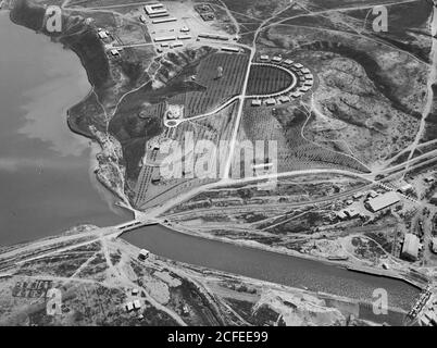 Légende originale : vues aériennes sur la Palestine. Établissement de Palestine Electric Corporation (P.E.C.) Les travaux de Rutenberg Hydro-Electric à Jisr Mahamieh. Le P.E.C. fonctionne. Maisons du personnel; extrémité sud du lac artificiel et du canal de la course de tête - emplacement: Jordan ca. 1931 Banque D'Images