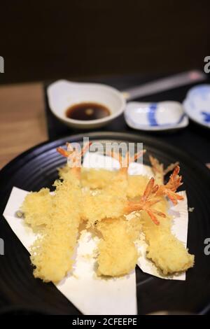 La tempura aux crevettes est délicieuse sur l'assiette. Dans un restaurant japonais. Mise au point sélective. Banque D'Images