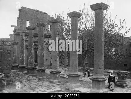 Jebel el-Druze et Hauran. Kanawat. Colonnade de la basilique romaine ca. 1938 Banque D'Images