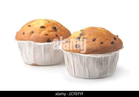 Deux muffins aux pépites de chocolat isolés sur du blanc Banque D'Images