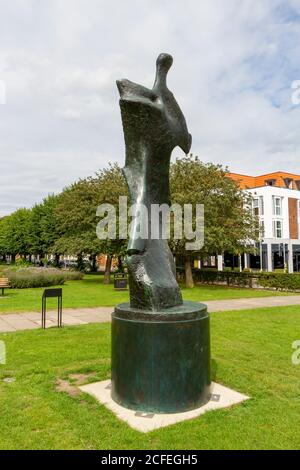 Henry Moore 'Grand Standing Figure: Knife Edge' (1976) à Welwyn Garden City, Hertfordshire, Angleterre. Banque D'Images