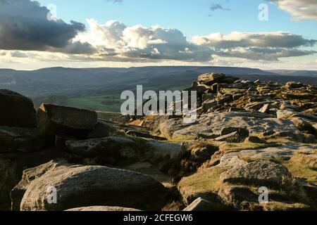 Lumière du soir sur Stanage Edge, vue sur la vallée de l'espoir Banque D'Images