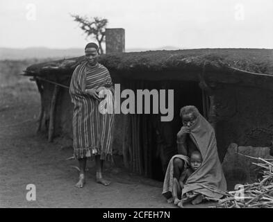 Colonie du Kenya. Réserve de gibier du sud du Namanga. Habitants semi-souterrains ca. 1936 Banque D'Images