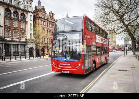 LONDRES, Royaume-Uni - 07 AVRIL 2017: Moderne rouge bus à impériale à Londres.une icône de la ville, ces bus modernes sont venus pour remplacer un vieux classique, l'AEC rout Banque D'Images