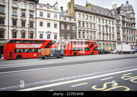 LONDRES, Royaume-Uni - 07 AVRIL 2017: Moderne rouge bus à impériale à Londres.une icône de la ville, ces bus modernes sont venus pour remplacer un vieux classique, l'AEC rout Banque D'Images