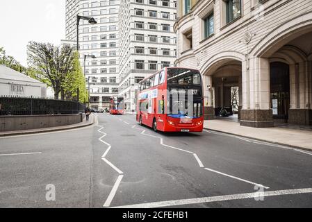 LONDRES, Royaume-Uni - 07 AVRIL 2017: Moderne rouge bus à impériale à Londres.une icône de la ville, ces bus modernes sont venus pour remplacer un vieux classique, l'AEC rout Banque D'Images