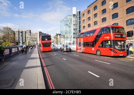 LONDRES, Royaume-Uni - 07 AVRIL 2017: Moderne rouge bus à impériale à Londres.une icône de la ville, ces bus modernes sont venus pour remplacer un vieux classique, l'AEC rout Banque D'Images