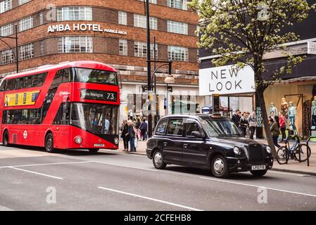 LONDRES, Royaume-Uni - 07 AVRIL 2017: Moderne rouge bus à impériale à Londres.une icône de la ville, ces bus modernes sont venus pour remplacer un vieux classique, l'AEC rout Banque D'Images