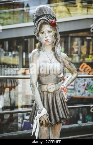 Londres, Royaume-Uni - 07 avril 2017 - statue en bronze de la chanteuse Amy Winehouse, de Scott Eaton, située dans le marché Camden Banque D'Images