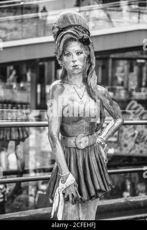 Londres, Royaume-Uni - 07 avril 2017 - statue en bronze de la chanteuse Amy Winehouse, de Scott Eaton, située dans le marché Camden Banque D'Images