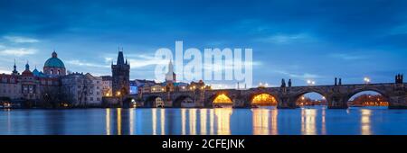 Matin sur la vieille ville de Prague sur la rivière Vltava. Banque D'Images