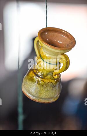 Vase en céramique à fragments gros plan. Artisanat folklorique Lettonie. Traditionnellement, les produits sont peints avec des teintes sobres et sobres. Céramiques latines. Sélection Banque D'Images