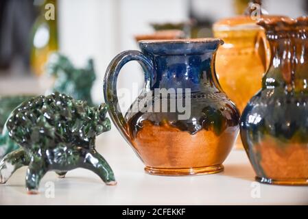 Vase en céramique à fragments gros plan. Artisanat folklorique Lettonie. Traditionnellement, les produits sont peints avec des teintes sobres et sobres. Mise au point sélective. Meilleur pot Banque D'Images