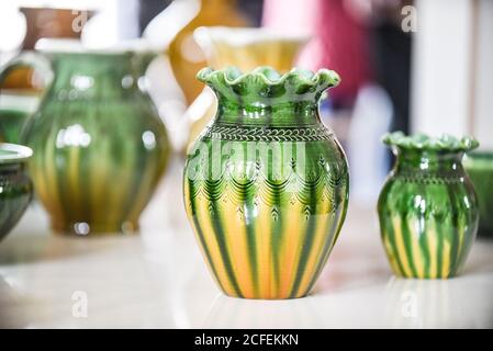 Vase en céramique à fragments gros plan. Artisanat folklorique Lettonie. Traditionnellement, les produits sont peints avec des teintes sobres et sobres. Mise au point sélective. Meilleur pot Banque D'Images