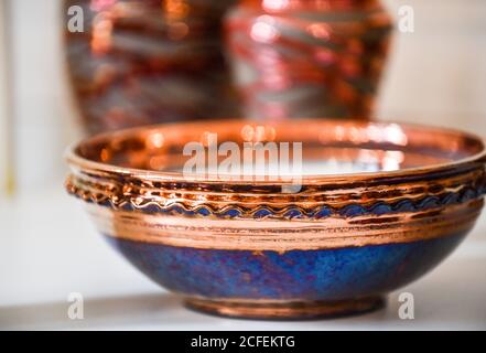 Vase en céramique à fragments gros plan. Artisanat folklorique Lettonie. Traditionnellement, les produits sont peints avec des teintes sobres et sobres. Mise au point sélective. Meilleur pot Banque D'Images