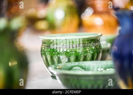 Vase en céramique à fragments gros plan. Artisanat folklorique Lettonie. Traditionnellement, les produits sont peints avec des teintes sobres et sobres. Mise au point sélective. Meilleur pot Banque D'Images