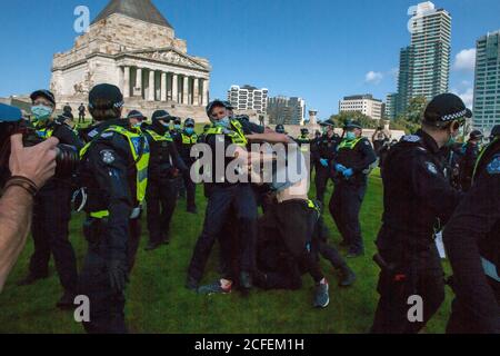 Melbourne, Australie 5 septembre 2020, des officiers de police victoriens se sont mis à côtoter des manifestants lors de l'anti-masque de la Journée de la liberté et ont manifesté contre le confinement sur la piste du Sanctuaire du souvenir à Melbourne, en Australie. Crédit : Michael Currie/Alay Live News Banque D'Images