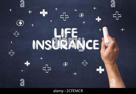 Dessin à la main l'inscription d'assurance-vie avec craie blanche sur tableau noir, concept médical Banque D'Images