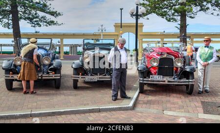 Guides touristiques avec des voitures historiques et un costume d'époque des années 1930 sur Marine Parade, Napier, la « capitale Art déco de Nouvelle-Zélande ». 3/23/2018 Banque D'Images
