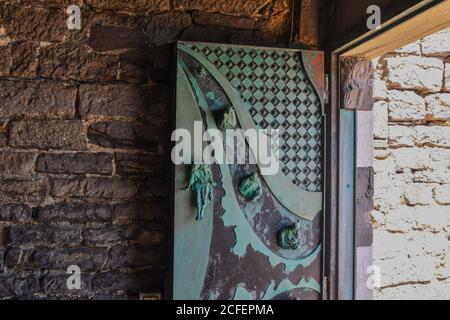 Une feuille de la « porte du ciel », œuvre de l'artiste napolitain Lello Scorzelli, dans l'église Saint-Pierre, Porto Venere, la Spezia, Ligurie, Italie Banque D'Images