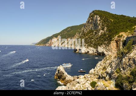 Vue panoramique sur la côte ligure avec falaises et rochers surplombant la mer sillonnée par des bateaux, Porto Venere, la Spezia, Ligurie, Italie Banque D'Images