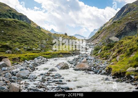 Paysage avec belle rivière de montagne peu profonde fonctionnant sur un lit rocheux Dans la vallée étroite en Autriche Banque D'Images