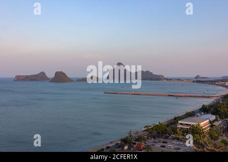 Vue sur la baie d'Ao Manao au coucher du soleil à Prachuap Khiri Khan, Thaïlande Banque D'Images